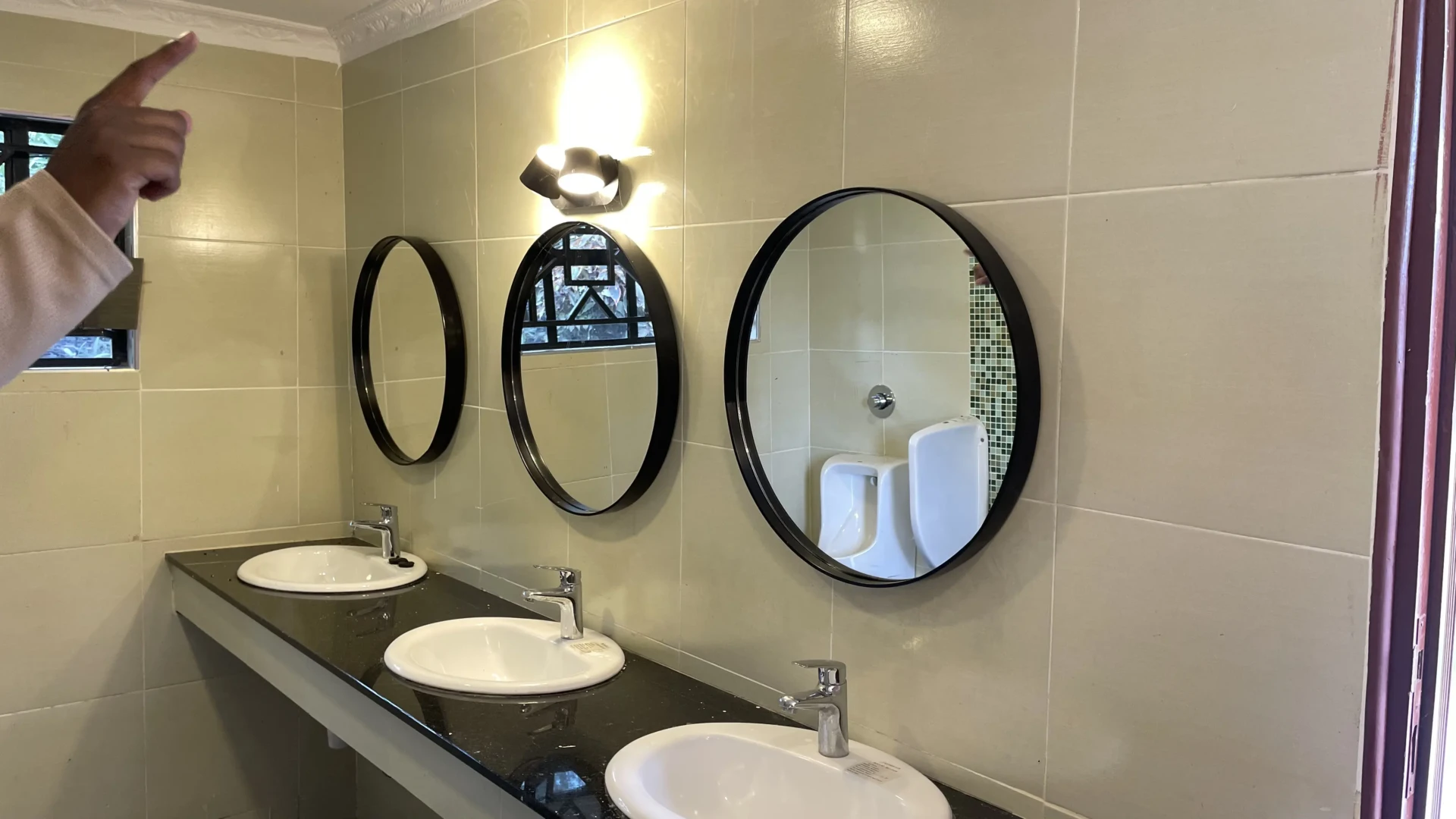 Minimal mirrors, circular Mirrors, Black circular Mirrors, Entrance mirrors, Huge circular mirrors, Dining room mirrors, canvas guy mirrors, Mirrors in Kenya, Framed Mirrors